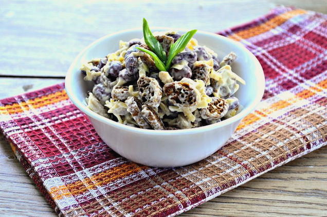 Salat mit Hühnchen, Karotten, Bohnen und Croutons