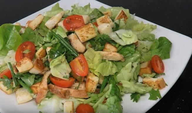 Sallad med kyckling, gurka, tomater och krutonger