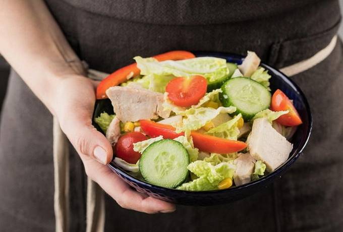 Salat mit Hühnchen, Gurke, Tomaten und Chinakohl
