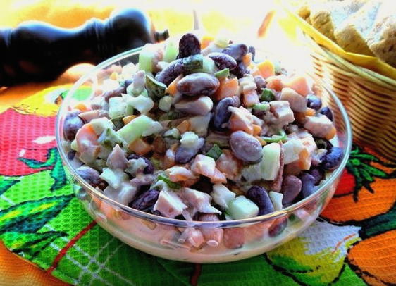 Salat med kylling, agurk, bønner og tomater