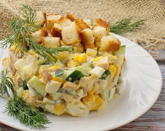 Geräucherter Hühnersalat mit Mais und Croutons