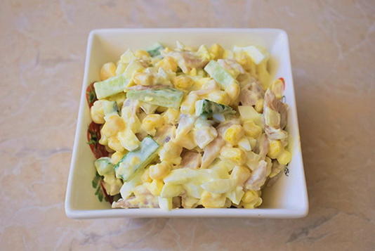 Geräucherter Hühnchen-, Mais-, Gurken- und Eiersalat