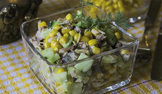 Salat mit geräuchertem Hühnchen, Mais, Gurke und Käse