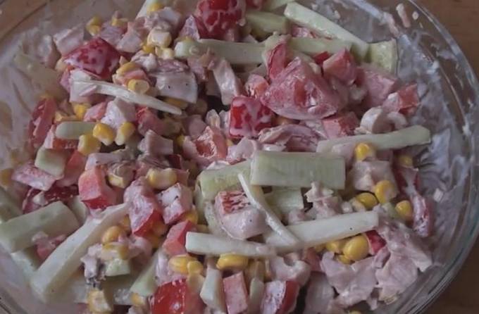Salat mit geräuchertem Hühnchen, Mais und Gurken