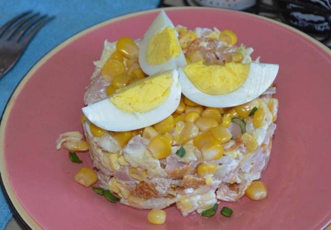 Salat mit geräuchertem Hühnchen, Mais und Käse