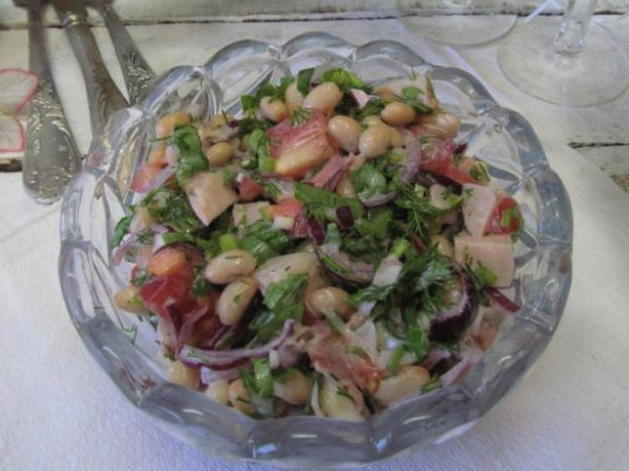 Geräucherter Hühnersalat mit Bohnen und Tomaten