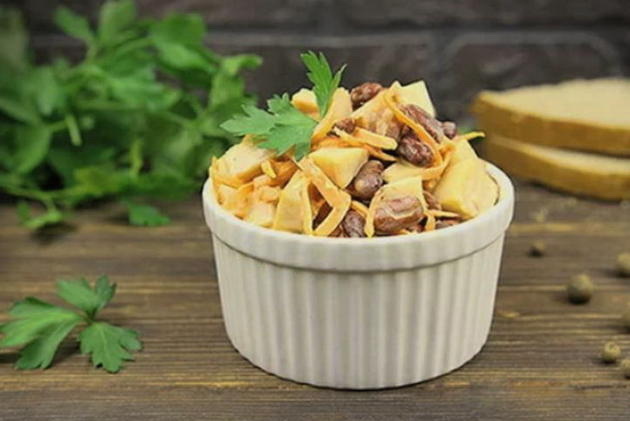 Salade van gerookte kip met bonen en wortel
