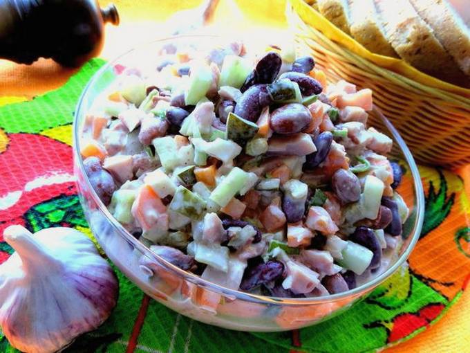 Geräucherter Hühnersalat mit Bohnen, Gurken und Karotten