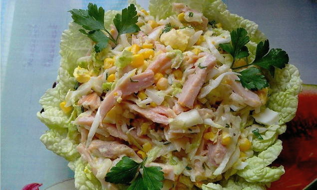 Geräucherter Hühnersalat mit Mais und Pekingkohl