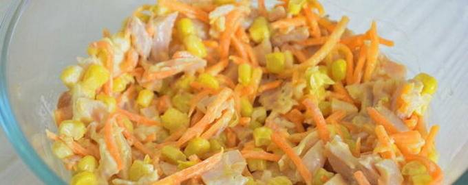 Salat mit geräuchertem Hühnchen, Mais und Paprika