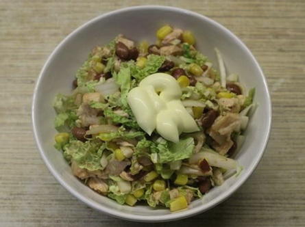 Geräucherter Hühnersalat mit Mais, Bohnen und Croutons