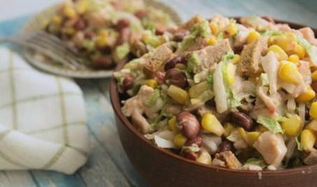 Salat mit geräuchertem Hühnchen, Mais und Bohnen