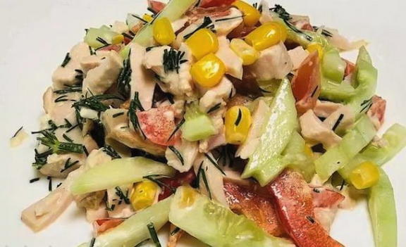 Salat mit geräuchertem Hühnchen, Mais und Tomaten