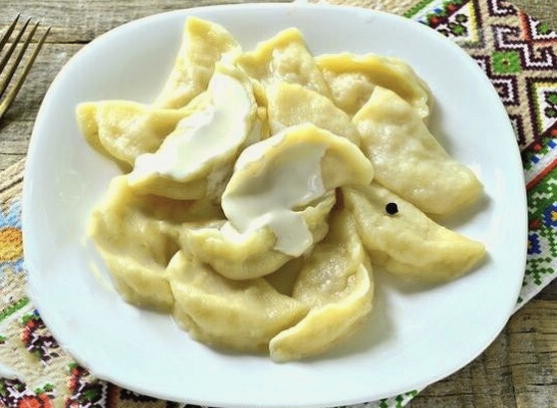 Pierogi z surowymi ziemniakami i solonym smalcem