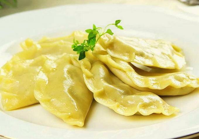 Pierogi z surowymi ziemniakami i cebulą