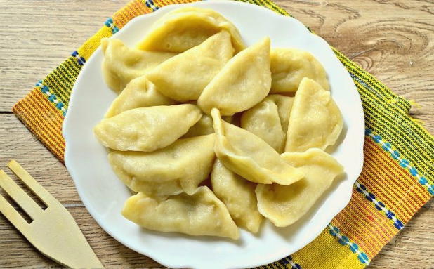 Teigtaschen mit rohen Kartoffeln und Speck