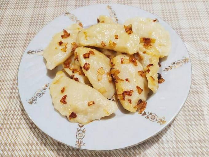 Pierogi z ziemniakami, smażoną cebulką i boczkiem