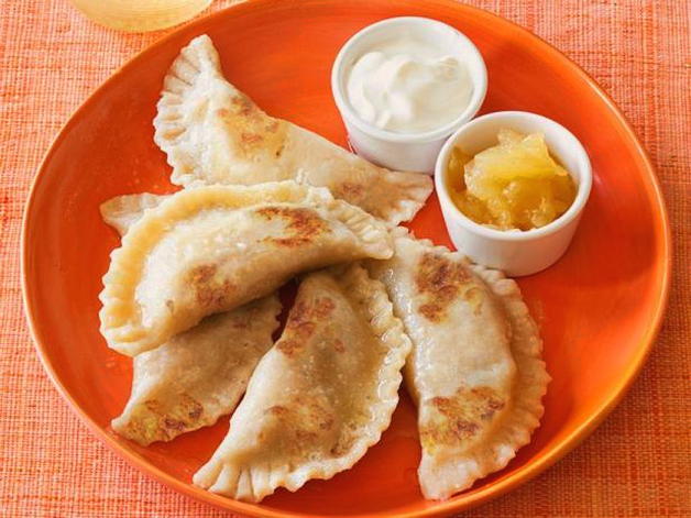 Mrożone pierogi z ziemniakami smażonymi na patelni
