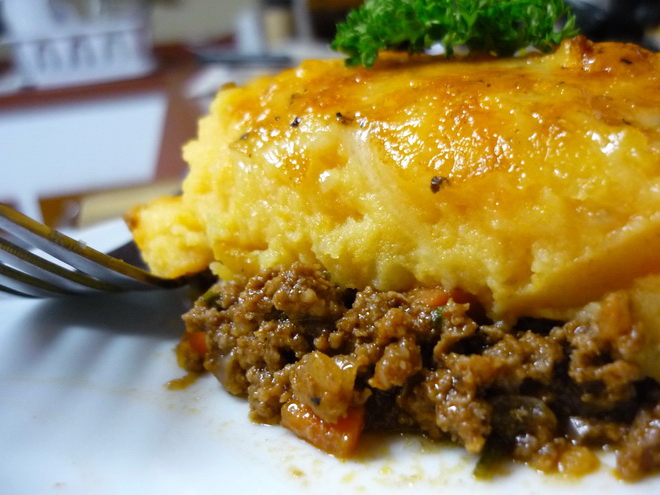 Auflauf aus Hackfleisch und Kartoffelpüree in einem langsamen Kocher