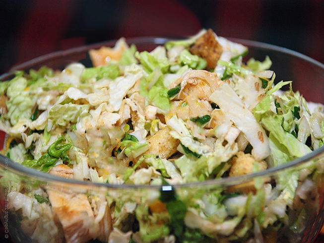 Insalata con pollo affumicato, cavolo cinese e formaggio