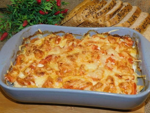 Sformato di patate con pollo, formaggio e pomodori al forno