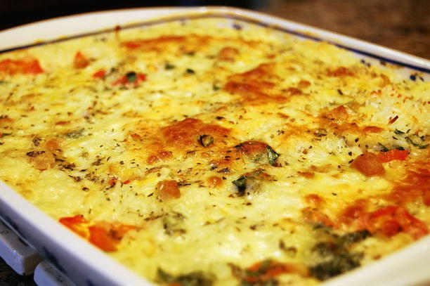 Kartoffelauflauf mit Hähnchen und Tomaten im Ofen
