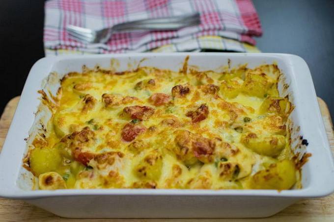 Ofenkartoffel-, Hühnchen- und Tomatenauflauf