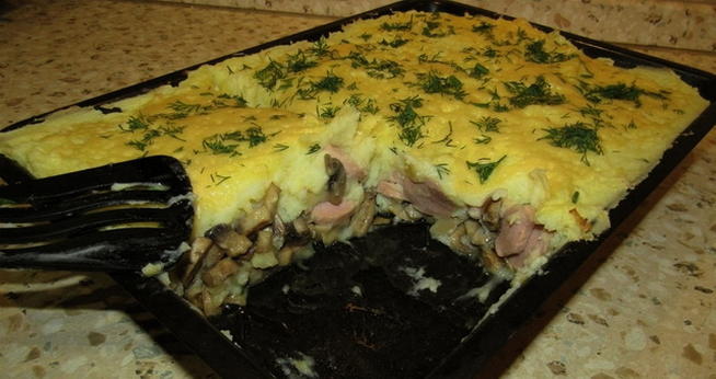Auflauf aus Kartoffeln, Hackfleisch, Champignons, Tomaten und Käse im Ofen