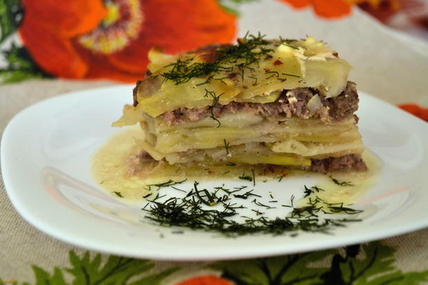 Kartoffelauflauf mit Hackfleisch, Tomaten und Champignons im Ofen