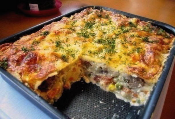 Kartoffelauflauf mit Hackfleisch, Champignons, Tomaten und Käse im Ofen