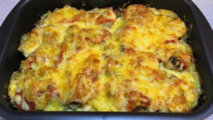 Sformato di patate con carne macinata, pomodori e formaggio al forno