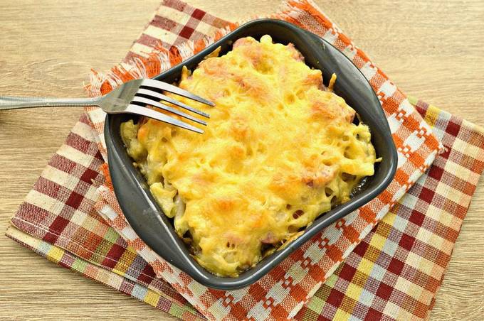 Pasta-Auflauf mit Würstchen, Ei und Käse im Ofen