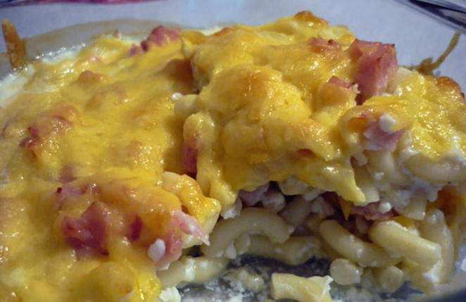 Auflauf mit Nudeln, Schinken und Käse im Ofen