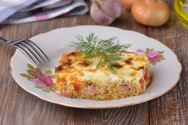 Auflauf mit Schinken, Reis und Tomaten
