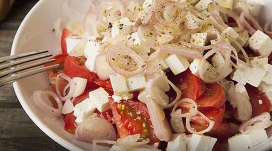 Griechischer Salat mit Feta und Tomaten