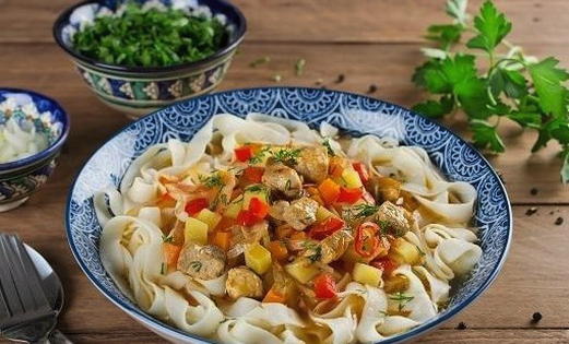 Svinjski lagman s rezancima u kotlu