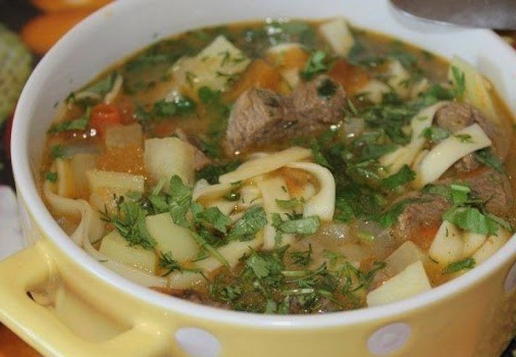 Lagman vom Schwein in einem Slow Cooker