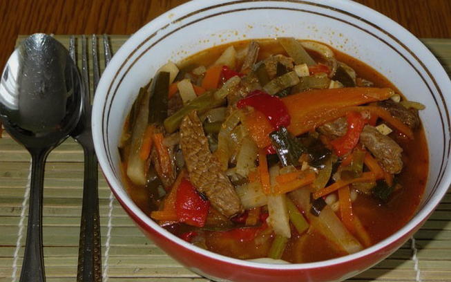 Goveđi lagman s rezancima u kotlu