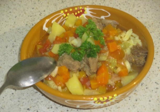Klassieke beef lagman met noedels thuis