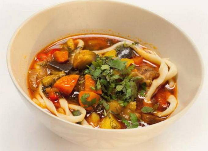 Lagman vom Rind mit Auberginen