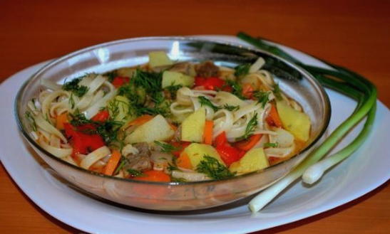 Klassisches usbekisches Rindfleisch Lagman