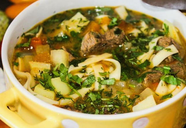 Lagman in een ketel op een runderstoof