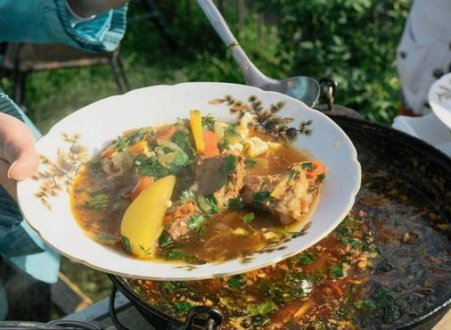 Rundvlees lagman op een vuur in een ketel