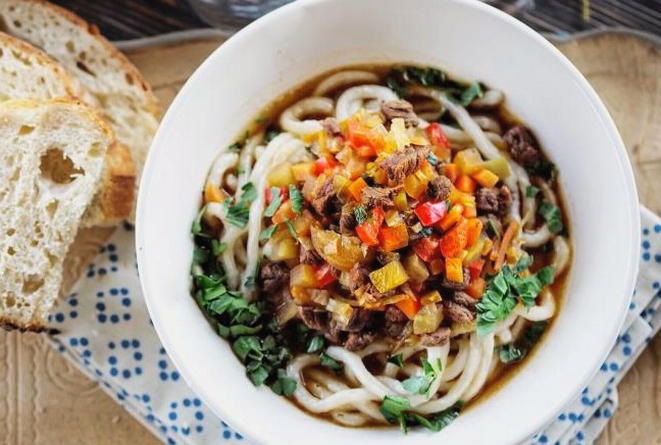 Klassieke beef lagman met gekochte noedels