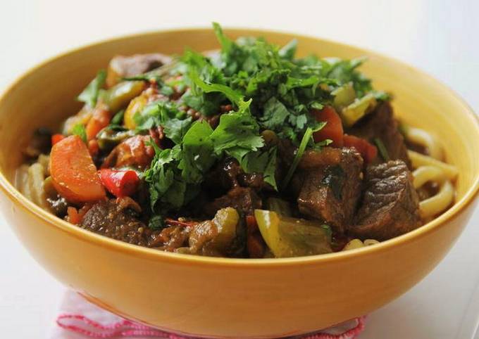 Lamm Lagman mit Auberginen