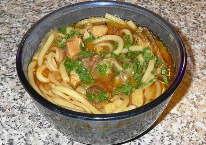 Lagman con pollo, verdure e patate