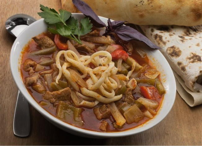 Beef lagman met noedels in een slowcooker