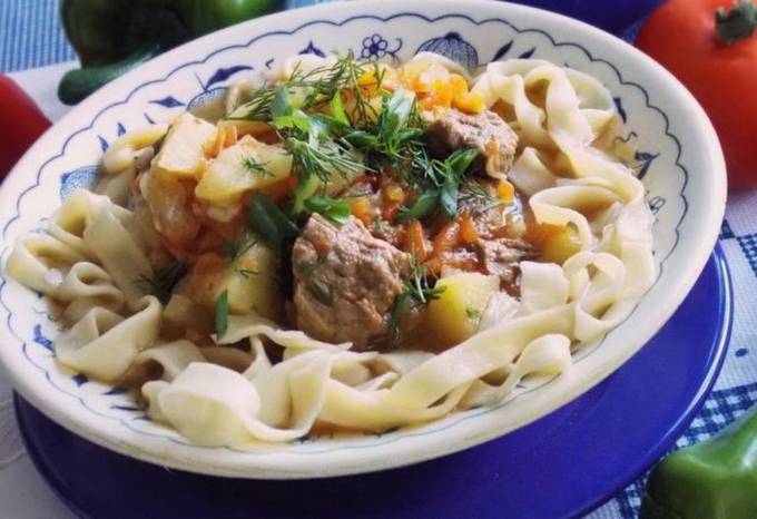Lagman auf Usbekisch in einem langsamen Kocher