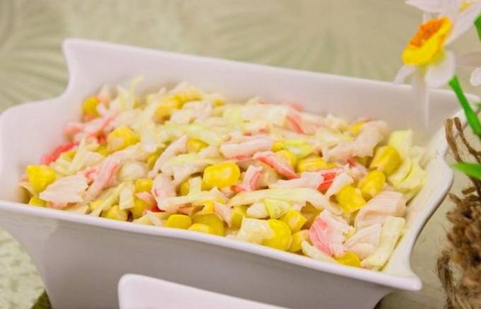Insalata di granchio con mais, cavolo cappuccio e maionese