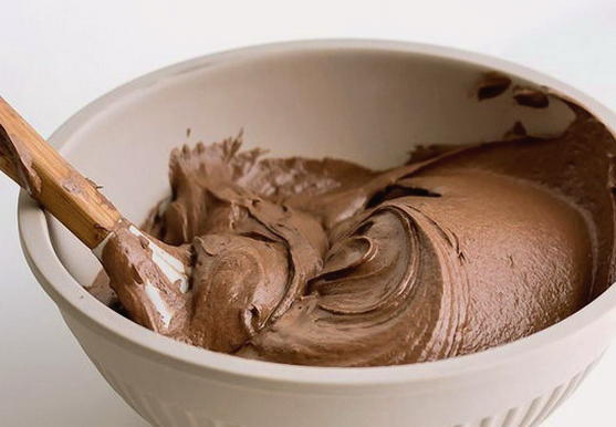 Crema di formaggio con cioccolato su torta di crema